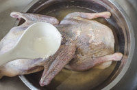 天凉好食鸭之江南烤鸭 ,用勺子将腌制好的鸭子内外用烧开的糖水淋2-3遍，挂起沥干，晾2-3小时，