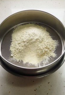 粗粮摇身变娇软小蛋糕,将杂粮粉过筛着加入。