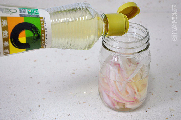 民间降血压食疗佳方-醋泡洋葱 ,将切好的洋葱条放入玻璃瓶内，然后倒入糙米醋；醋的量要没过洋葱。