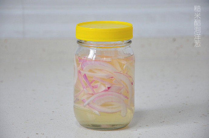 民间降血压食疗佳方-醋泡洋葱 ,加盖放冰箱冷藏3天后就可以食用了。