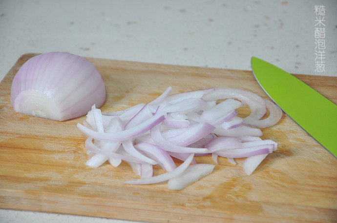 民间降血压食疗佳方-醋泡洋葱 ,将洋葱洗净去皮，切薄片后掰散。
       切洋葱时防流泪妙招：将冷藏的洋葱取出后快速的洗净、切片，在它还凉凉的来不及挥发
       气味时就切好了。还可以在切洋葱时嘴里含着一口水别咽，这样也就不会流泪了，很灵。