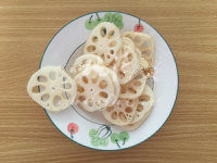 炸出来的味美豆腐藕片,莲藕削皮后切成0.5厘米厚的薄片，