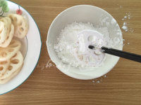 炸出来的味美豆腐藕片,在小碗里放入淀粉，给豆腐块和藕片轻轻的裹上一层淀粉，