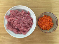 让人胃口大开的香菇酿肉,猪肉剁成肉糜,胡萝卜切成末