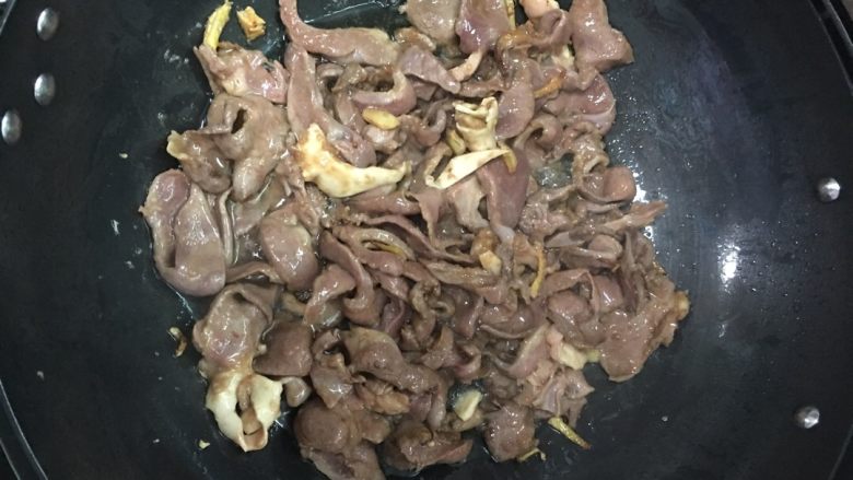 #年夜饭#黑胡椒爆猪心,倒入猪心片,停留片刻,待表面的淀粉凝固,快速翻炒。