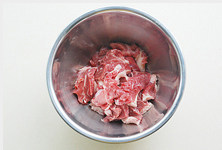 父爱就如那微火慢蒸的一道菜【粉蒸牛肉】,牛肉洗净,切成片;