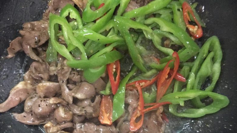 #年夜饭#黑胡椒爆猪心,倒入青椒片,全程高火快炒。
