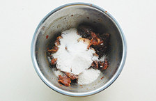 父爱就如那微火慢蒸的一道菜【粉蒸牛肉】,将凉透的大米放入料理机中粉碎打成米粉,无需太细碎;