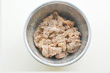 父爱就如那微火慢蒸的一道菜【粉蒸牛肉】,将米粉加入牛肉中;