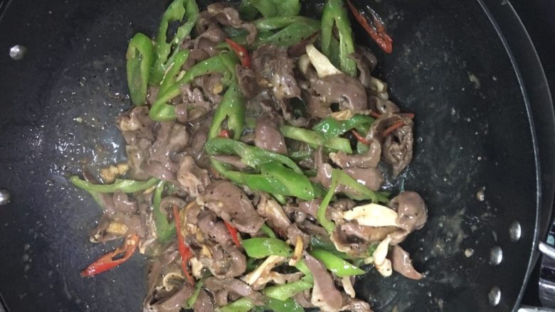 #年夜饭#黑胡椒爆猪心,高火翻炒片刻,翻炒均匀,尝试一下咸淡适宜即可出锅。