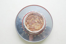 父爱就如那微火慢蒸的一道菜【粉蒸牛肉】,碗口裹上保鲜膜放入蒸锅内,大火蒸开锅后转中小火蒸40分钟即可,取出后倒扣在大碗中,用烫软的葱叶装饰,再洒上<a style='color:red;display:inline-block;' href='/shicai/ 11221'>花生碎</a>即可。