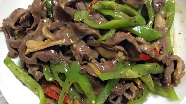 #年夜饭#黑胡椒爆猪心,出锅装盘。趁热食用,肉质才鲜嫩。