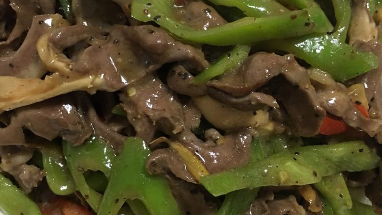 #年夜饭#黑胡椒爆猪心,再来一张近图,黑胡椒的香味扑面而来。