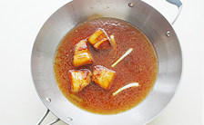 【章鱼红烧肉】,加入葱、姜,注入清水与带皮猪五花肉平齐的量,大火煮开锅;