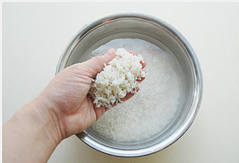 粽香飘万里【粽香排骨】,<a style='color:red;display:inline-block;' href='/shicai/ 498'>糯米</a>放入清水中浸泡一夜;