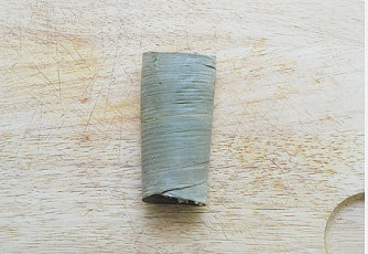 粽香飘万里【粽香排骨】,将粽叶卷起;