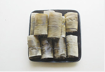 粽香飘万里【粽香排骨】,蒸锅烧开水,将盘子放入,中火蒸40分钟即可。