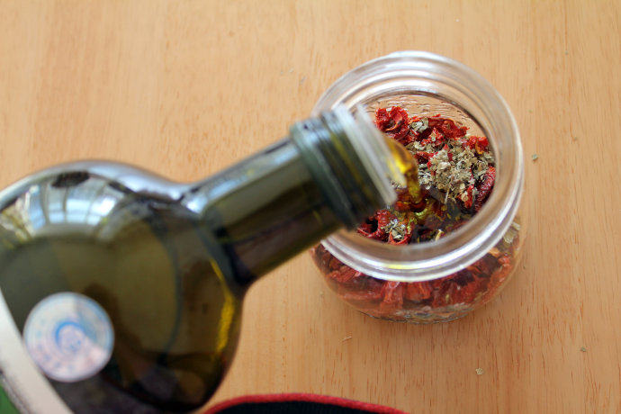 风味独特的——油渍番茄,把小番茄和香草放入容器中,倒入<a style='color:red;display:inline-block;' href='/shicai/ 851'>橄榄油</a>,密封保存一周后就可以使用了。