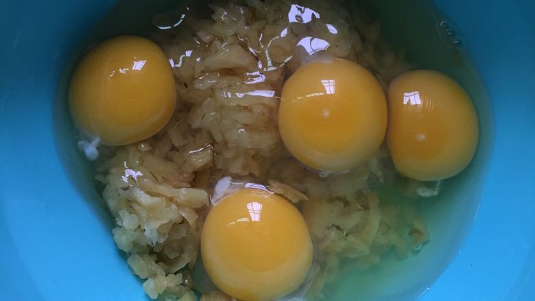 腌萝卜碎煎蛋#挑战鸡蛋的100种做法#,腌萝卜碎放入盆中,敲入四个<a style='color:red;display:inline-block;' href='/shicai/ 9'>鸡蛋</a>。