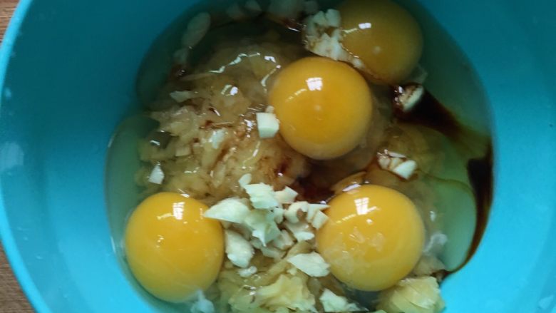 腌萝卜碎煎蛋#挑战鸡蛋的100种做法#,放入一小勺生抽和剁碎的蒜瓣,还有少许的味精。