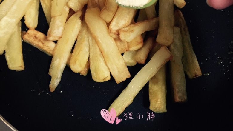 香酥土豆条,把油滤出,撒入盐和<a style='color:red;display:inline-block;' href='/shicai/ 756'>鸡精</a>
