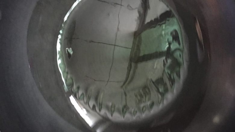 腌萝卜碎煎蛋#挑战鸡蛋的100种做法#,锅中倒入少许的油,加热。