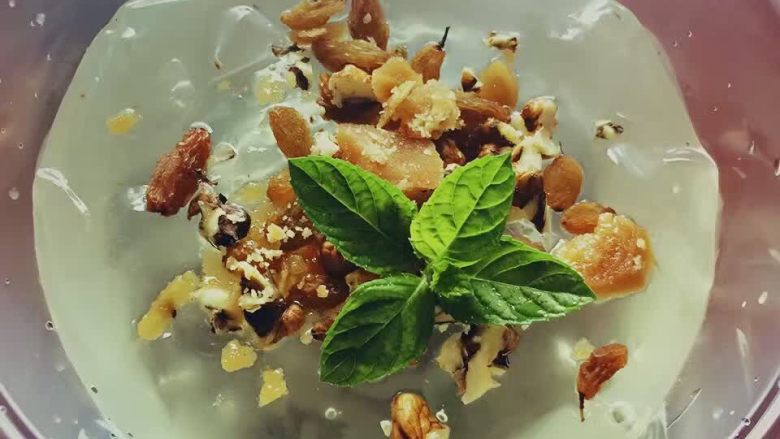 冰粉儿,1、把烧开的水倒入盆里
2、把冰粉儿粉倒入盆里，边倒边搅拌
3、水凉后放冰箱里冷藏
4、把<a style='color:red;display:inline-block;' href='/shicai/ 665'>核桃</a>仁、花生米<a style='color:red;display:inline-block;' href='/shicai/ 882'>红糖</a>砸碎备用，凉薄荷洗净。
5、把冷冻好的冰粉儿拿出来用水果刀切小
6、把切好的冰粉儿放入有<a style='color:red;display:inline-block;' href='/shicai/ 8069'>老冰棍</a>的碗内，上面撒上<a style='color:red;display:inline-block;' href='/shicai/ 665'>核桃</a>仁花生米<a style='color:red;display:inline-block;' href='/shicai/ 882'>红糖</a>，最后把薄荷放上面装饰！