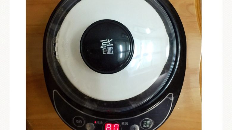冰糖炖柠檬,调节炖锅的按钮,时间为10小时。(我家电炖锅最长只能8个小时,所以先选择炖8个小时,后面再加2小时)