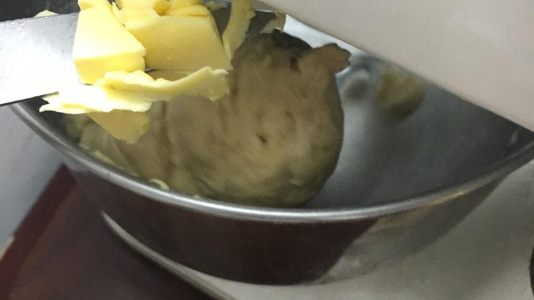 全麦淡奶软吐司,等所有原料搅拌成团后,加入黄油继续搅拌