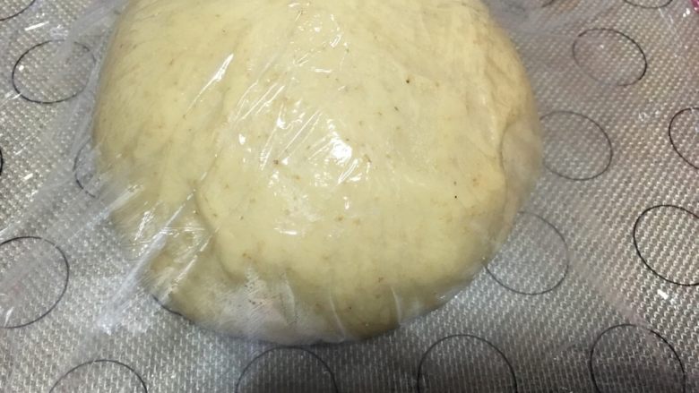 全麦淡奶软吐司,面团滚圆静置一小时左右,等待一发