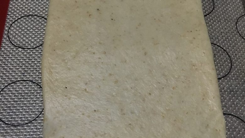 全麦淡奶软吐司,取一个面团擀开,一端稍微擀薄一点,等会卷成型的时候方便收口