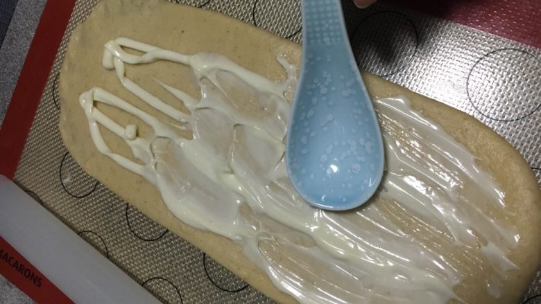 全麦淡奶软吐司,刮刀没在手边,就拿勺子将就一下吧,把沙拉酱抹匀
