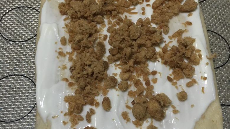 全麦淡奶软吐司,均匀地洒上肉松,面团的一端都不要放,便于卷起