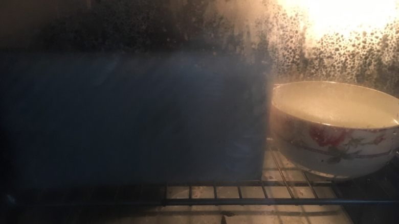 全麦淡奶软吐司,开发酵功能38度,二发也在一小时左右吧,并在烤箱里放置一碗开水