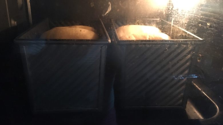 全麦淡奶软吐司,烤箱预热,中下层170度30分钟左右,视烤箱而定,最后几分钟留意观察,上色过快可以加盖锡纸
