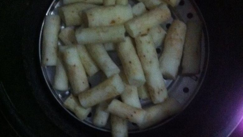 山药包子,<a style='color:red;display:inline-block;' href='/shicai/ 28'>山药</a>去皮洗净、切成小块，放锅里蒸15分钟