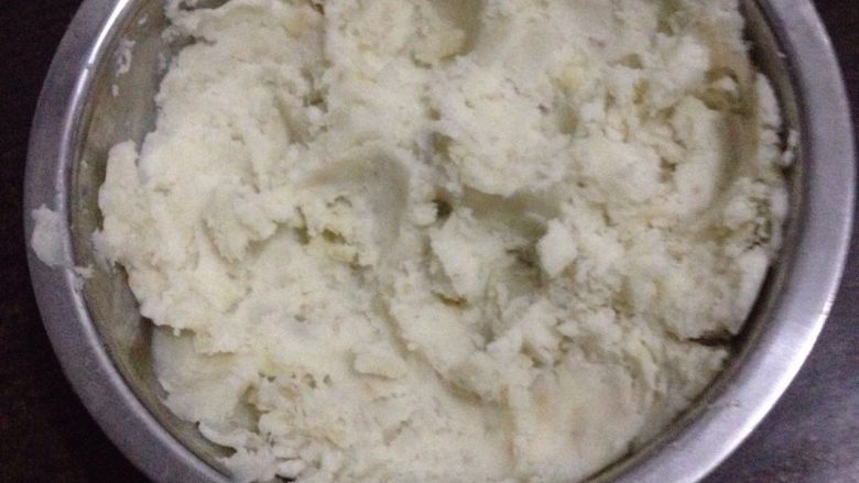 山药包子,蒸熟的山药用勺子压成泥