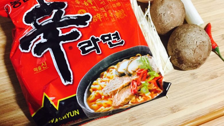 韩式辛拉面,首先准备好以上食材后（可根据自己的口味自行加减食材），烧一锅清水。