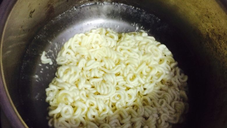 韩式辛拉面,水开后将面饼放入其中，待面煮软之后用凉水冲洗两遍，这样能使面的口感更筋道！（觉得麻烦的可以不用冲洗直接进入下一步）