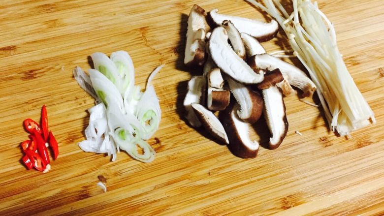 韩式辛拉面,在等待水再次烧开的同时将其它食材切配完成。