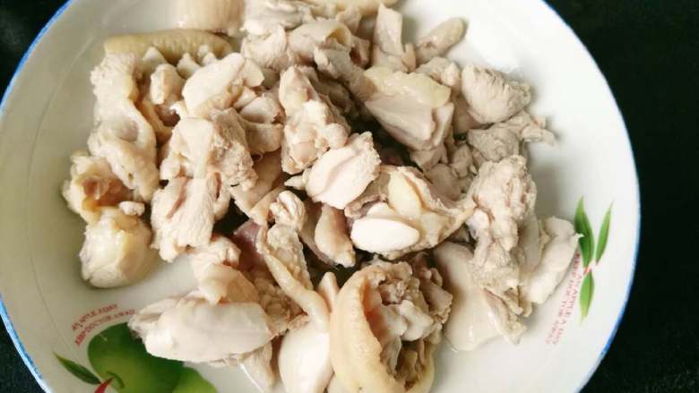 咖喱鸡腿肉盖饭,煮开水,焯水,入冰后水捞出,这样鸡肉纤维会有Q弹嫩嫩的感觉,焯<a style='color:red;display:inline-block;' href='/shicai/ 9601'>鸡腿肉</a>的汤去沫留着备用。