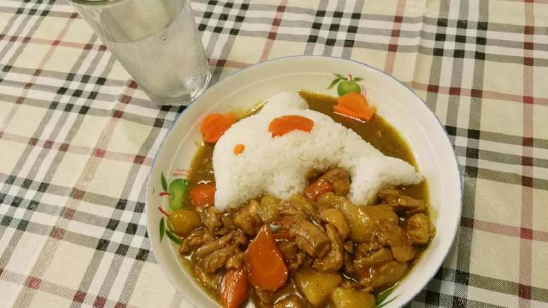 咖喱鸡腿肉盖饭,随后放土豆翻炒,这时候放咖喱粉,食用盐,炒香后放入之前焯鸡腿肉的水,小火慢炖,土豆快熟时放入胡萝卜块,多炖会儿,汤汁粘稠出锅浇在米饭上。
