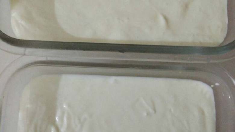酸奶慕斯,把酸奶混合液倒入容器中,小心震出气泡,放到冰箱冷藏4个小时以上就可以享用了😚