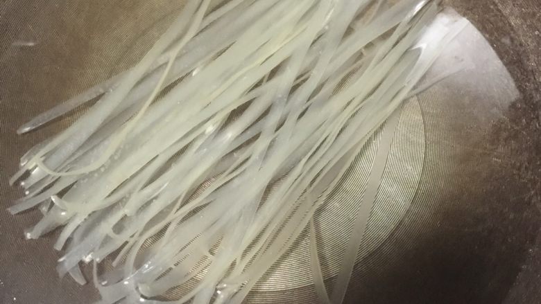 炒河粉,准备好一人份的<a style='color:red;display:inline-block;' href='/shicai/ 532'>河粉</a>，浸泡3-5小时