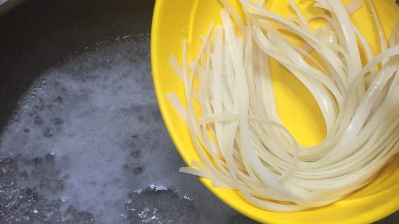 炒河粉,烧开水煮3分钟