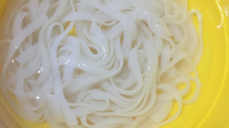 炒河粉,用冷水冲洗两次，备用