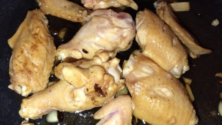 可乐鸡翅,锅加热后放点油把姜蒜爆香，放入腌好的鸡翅（腌鸡翅的料酒不要倒进去），鸡翅2面煎至金黄，倒入一些<a style='color:red;display:inline-block;' href='/shicai/ 692'>酱油</a>和<a style='color:red;display:inline-block;' href='/shicai/ 911'>可乐</a>，中间翻一次，煮至<a style='color:red;display:inline-block;' href='/shicai/ 911'>可乐</a>剩一些起锅。