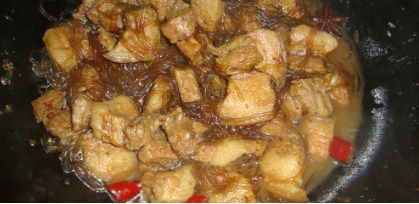 东北特色菜：猪肉炖粉条,放入粉条炖软，收汁