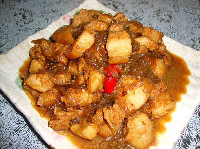 东北特色菜：猪肉炖粉条