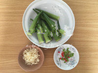 简简单单蒜蓉秋葵 ,将秋葵洗净后去蒂,大蒜剁成末,香葱和红尖椒切成小圈。